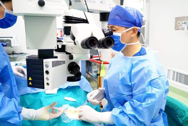 夜间视力再升级！华中首例EVO+ICL（V5）晶体植入术在汉成功实施 五人同日重